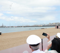 Su Majestad el Rey durante una pasada de la Patrulla Águila