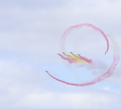 Exhibición de la Patrulla “Águila”, que este año cumple 40 años de historia, dibujando los colores de la Enseña Nacional