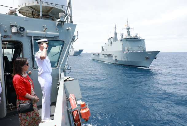 Su Majestad el Rey durante la revista naval al paso del LHD “Castilla”