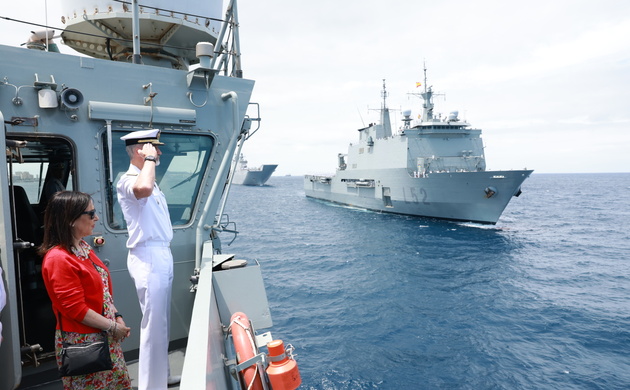 Su Majestad el Rey durante la revista naval al paso del LHD “Castilla”