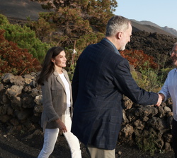 Sus Majestades los Reyes son recibidos por el presidente del Cabildo de La Palma, Sergio Rodríguez, a su llegada al Mirador Oficial volcán Tajogaite