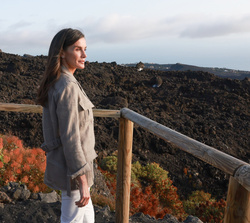 Su Majestad la Reina observa la erupción del volcán Tajogaite