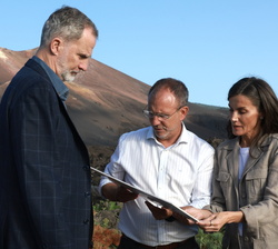 Sus Majestades los Reyes reciben una explicaciones del presidente del Cabildo de La Palma sobre un mapa de las zonas afectadas por el volcán Tajogaite