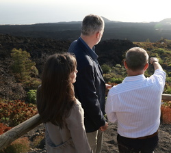Sus Majestades los Reyes acompañados por presidente del Cabildo de La Palma observan las zonas afectadas por el volcán Tajogaite 