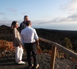 Sus Majestades los Reyes conversan con el presidente del Cabildo de La Palma sobre las zonas afectadas por el volcán Tajogaite 