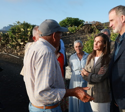 Sus Majestades los Reyes conversan con Emilio Viña, vecino de Todoque, que la lava arraso su vivienda y ahora vive en una bodega, rehabilitada como vi