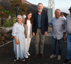 Fotografía de grupo de Sus Majestades los Reyes con Emilio Viña, vecino de Todoque, que la lava arraso su vivienda, acompañado de su familia