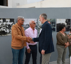 Sus Majestades los Reyes a su llegada a Plaza de La Laguna, de la localidad de Los Llanos de Aridane, son recibidos por las autorides y personalidades