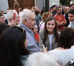 Su Majestad la Reina recibe el saludo de los vecinos de La Pama
