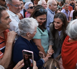 Su Majestad la Reina recibe el saludo de los vecinos de La Pama