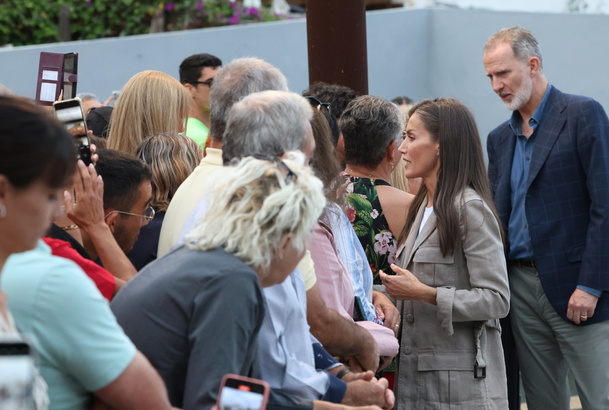 Sus Majestades los Reyes conversan con los vecinos de La Palma afectados por el volcán Tajogaite 