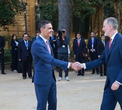 El Rey es recibido por el presidente del Gobierno, Pedro Sánchez