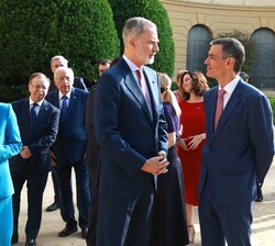 Tras su llegada, Don Felipe conversa con el presidente del Gobierno