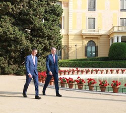 El Rey y el presidente del Gobierno en los jardines del Palacio Real de Pedralbes