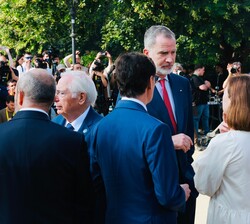 Encuentro informal del Rey con los asistentes