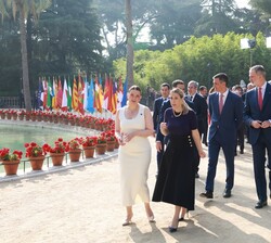El Rey junto a los aistentes al encuentro previo a la reunión de la XXVIII Conferencia de Presidentes Autonómicos, en los jardines del Palacio Real de