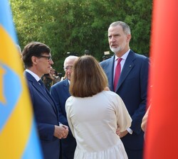 Don Felipe durante el encuentro informal en los jardines