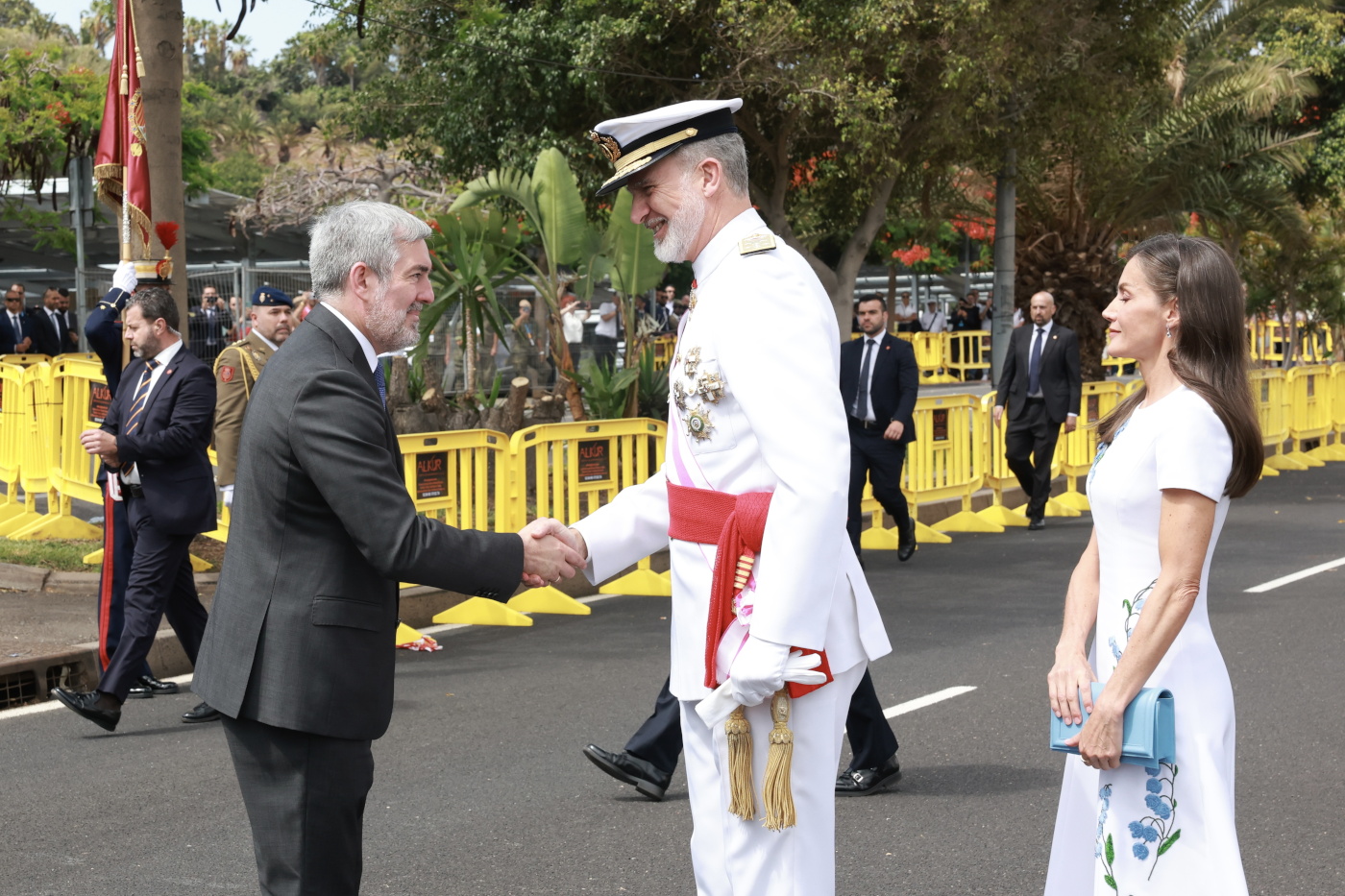 Su Majestad el Rey recibe el saludo del presidente de Canarias, Fernando Clavijo