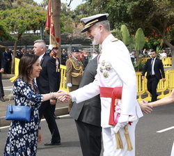 Su Majestad el Rey es recibido por la ministra de Defensa, Margarita Robles 