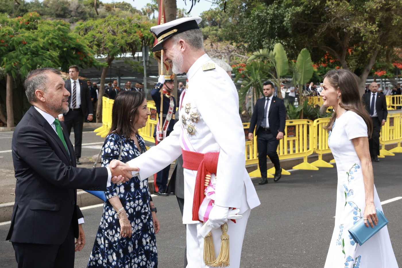 Su Majestad el Rey recibe el saludo del alcalde de Santa Cruz de Tenerife, José Manuel Bermúdez Esparza