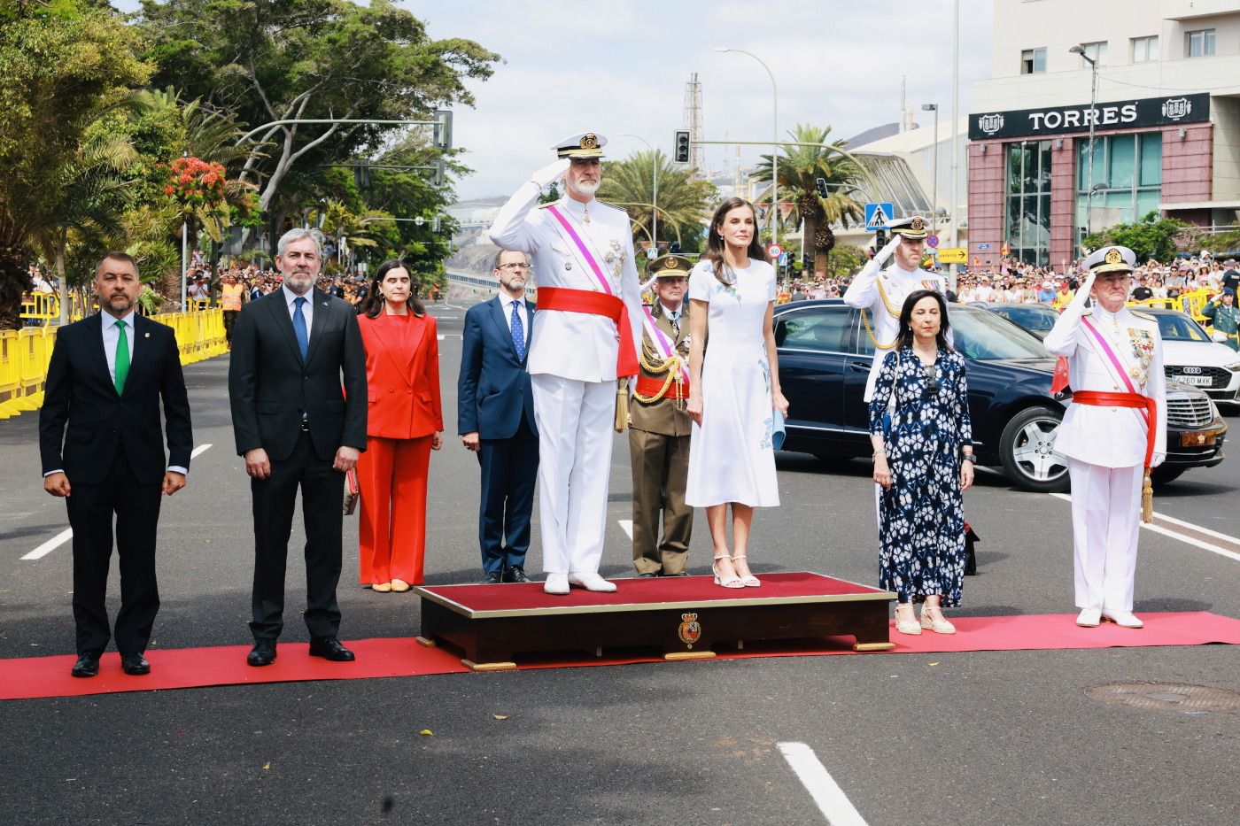 Sus Majestades los Reyes durante la interpretación del Himno Nacional