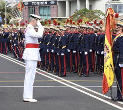 Su Majestad el Rey saluda a la Enseña Nacional durante la revista a la Fuerza que rendía honores