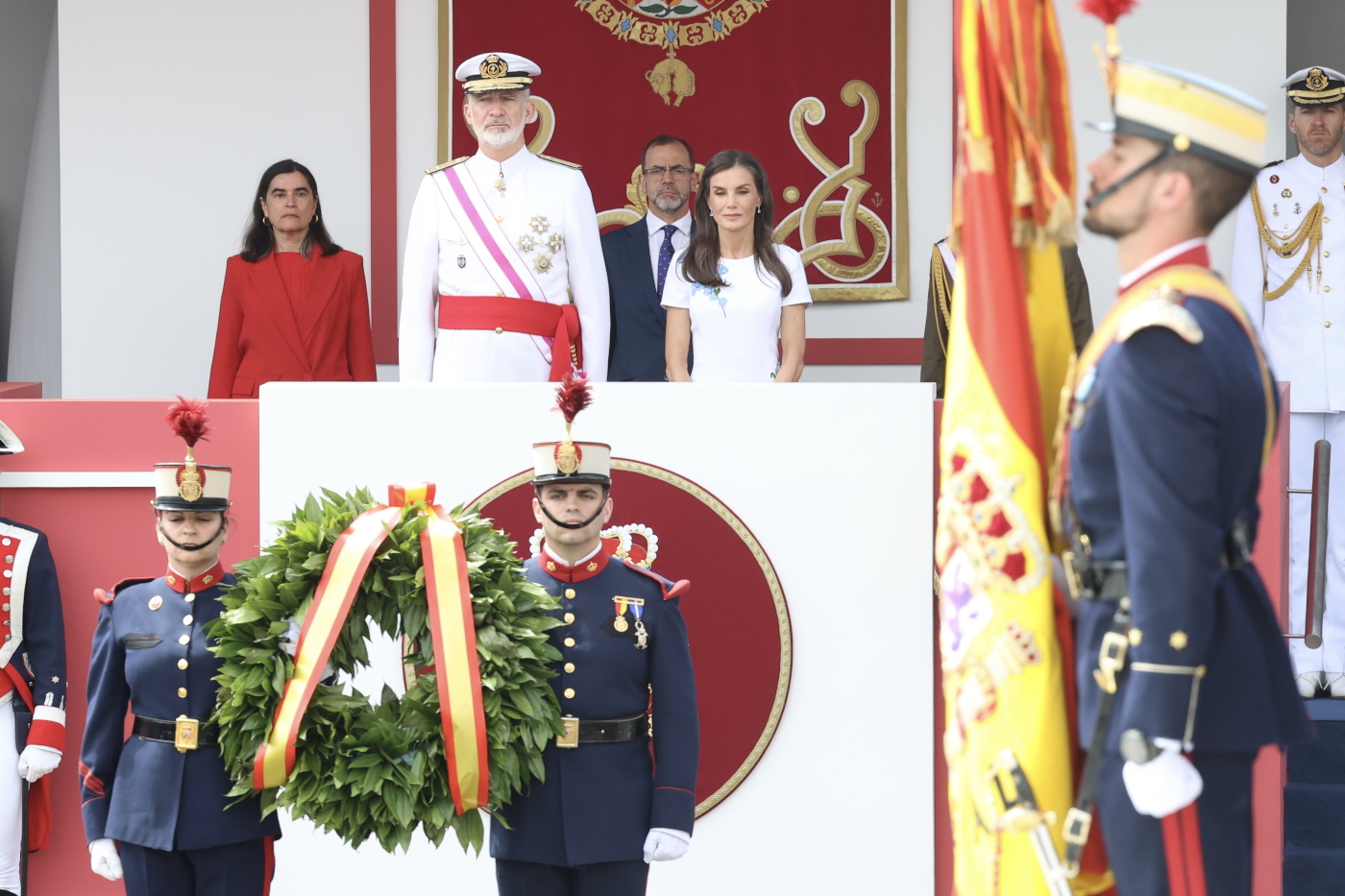 Sus Majestades los Reyes en la Tribuna Real durante el traslado de la Corona de Laurel para rendir honores a los caídos