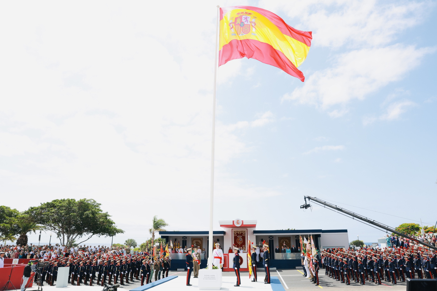 Su Majestad el Rey efectúa la ofrenda de la Corona de Laurel para rendir honores a los caídos