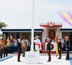 Su Majestad el Rey durante el sobrevuelo de la Patrulla Águila durante el acto a los caídos
