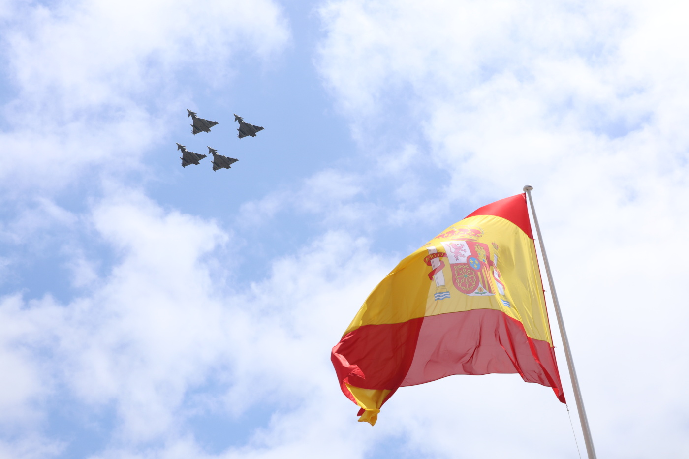 Momento del desfile aéreo con el sobrevuelo de 4 Eurofighter del Ala 11