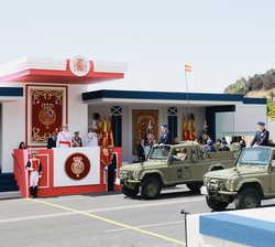 Sus Majestades los Reyes en la Tribuna Real al paso de una Unidad de Veteranos de las Fuerzas Armadas y de la Guardia Civil 