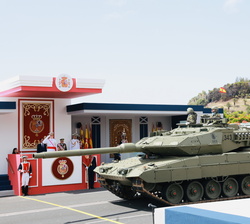 Sus Majestades los Reyes en la Tribuna Real al paso de un carro Leopardo 