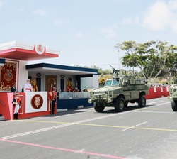Sus Majestades los Reyes en la Tribuna Real al paso de Unidades Mecanizadas del Ejército de Tierra 