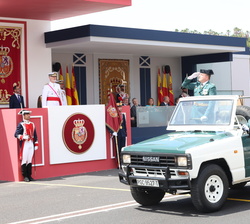 Sus Majestades los Reyes en la Tribuna Real al paso del mando de las unidades de la Guardia Civil