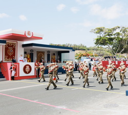 Sus Majestades los Reyes en la Tribuna Real al paso de la Banda de Guerra y de una Compañía de la Brigada Canarias