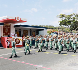 Sus Majestades los Reyes en la Tribuna Real al paso de una Compañía del Tercio “Duque de Alba” 2º de la Legión