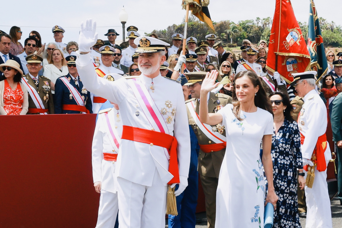 Sus Majestades los Reyes se despiden de los tinerfeños que presenciaron el acto central del Día de las Fuerzas Armadas