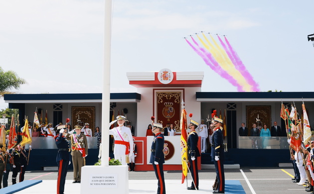 Su Majestad el Rey durante el sobrevuelo de la Patrulla Águila durante el acto a los caídos