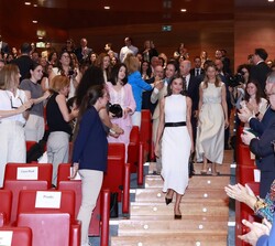 Su Majestad la Reina accede al auditorio
