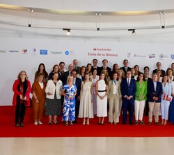 Su Majestad la Reina con los beneficiarios