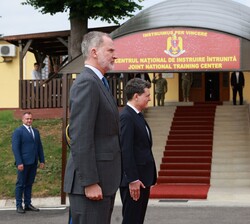 Don Felipe y Su Excelencia el Presidente de Rumanía durante la interpretación de los Himnos Nacionales