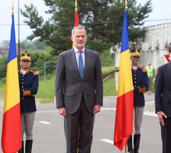 Don Felipe acompañado de Su Excelencia el Presidente de Rumanía