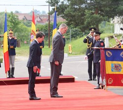 Don Felipe acompañado de Su Excelencia el Presidente de Rumanía saludan a la bandera antes de pasar revista a las tropas
