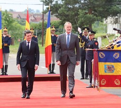 Don Felipe acompañado de Su Excelencia el Presidente de Rumanía pasan revista a las tropas