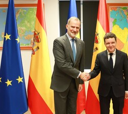 Su Majestad el Rey al inicio de su encuentro con Su Excelencia el Presidente de Rumanía