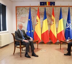 Su Majestad el Rey durante el encuentro con Su Excelencia el Presidente de Rumanía