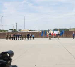 Don Felipe acompañado de Su Excelencia el Presidente de Rumanía en el patio de armas