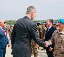 Su Majestad el Rey recibe el saludo de las autoridades militares españolas
