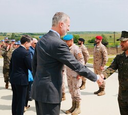 Don Felipe durante el saludo a las autoridades militares que le recibieron