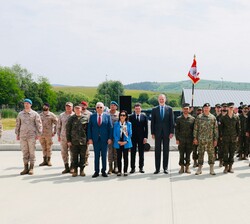 Su Majestad el Rey, acompañado de Su Excelencia el Presidente de Rumanía,  junto al personal militar y autoridades